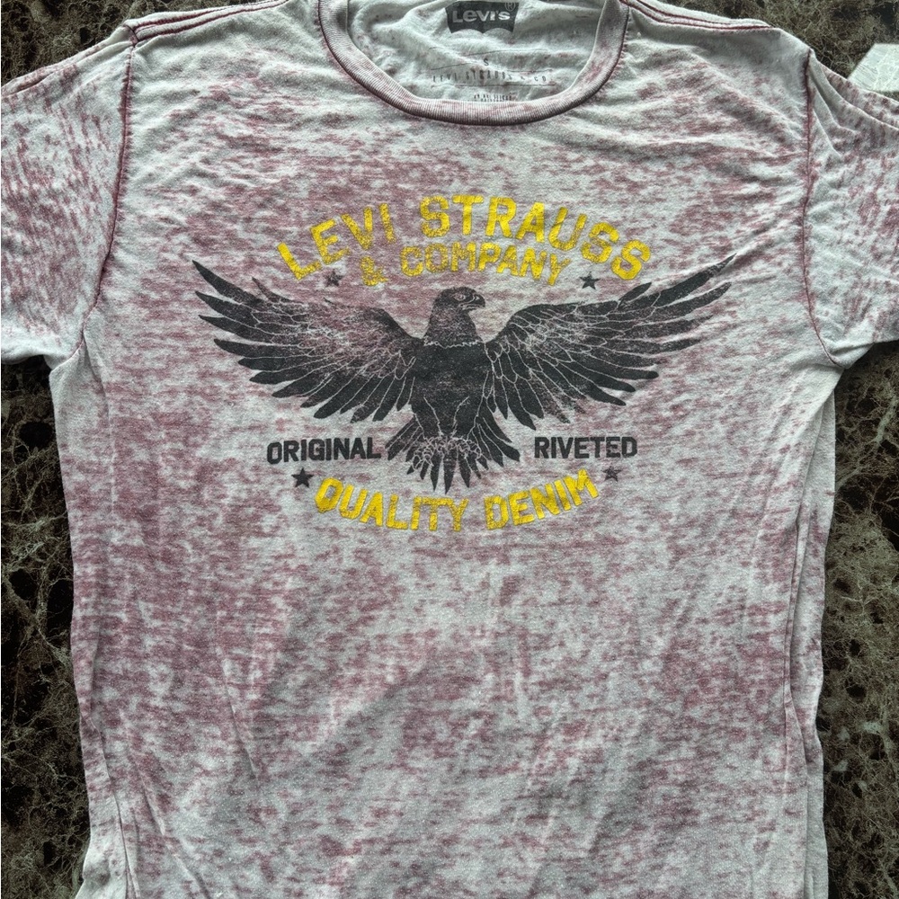 Levi's Men's Maroon and Yellow Graphic Tee